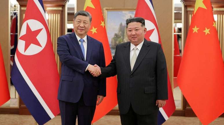Xi Jinping recebeu uma recep&ccedil;&atilde;o grandiosa de Kim Jong-un durante sua visita de dois dias a Pyongyang, capital da Coreia do Norte