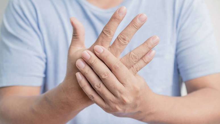Defici&ecirc;ncias vitam&iacute;nicas, especialmente de vitamina B12, tamb&eacute;m s&atilde;o causas importantes de formigamento prolongado &ndash; depositphotos.com / i.samphan@gmail.com