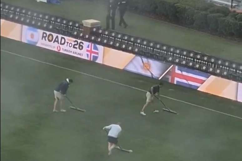 Equipes trabalham para deixar o gramado em condi&ccedil;&otilde;es para o amistoso &ndash;