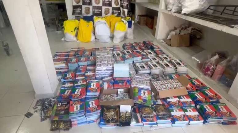 Opera&ccedil;&atilde;o policial contra pirataria prende cinco, e apreende 2 mil camisetas falsas e 85 mil &aacute;lbuns e figurinhas de proced&ecirc;ncia ilegal.