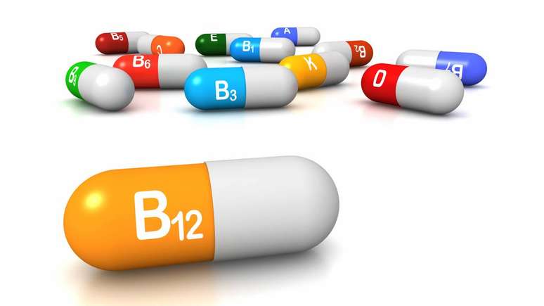 Em casos leves de defici&ecirc;ncia de vitamina B12, especialmente quando h&aacute; apenas baixa ingest&atilde;o alimentar, a reposi&ccedil;&atilde;o pode ser feita com comprimidos, c&aacute;psulas ou gotas de vitamina B12, aliados a ajustes na alimenta&ccedil;&atilde;o &ndash; depositphotos.com / vicza
