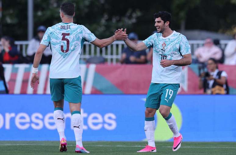 Gon&ccedil;alo Guedes comemora com Diogo Dalot ap&oacute;s marcar o primeiro gol do amistoso entre Portugal e Chile &ndash;