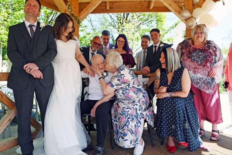 Fam&iacute;lia de Emma no casamento na casa de repouso