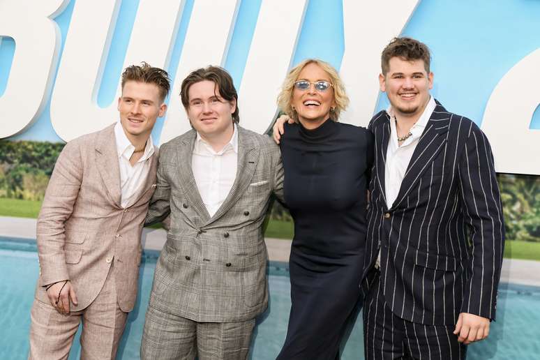 A atriz Sharon Stone na companhia dos tr&ecirc;s filhos (Roan Stone, Quinn Stone e Laird Stone) no evento de lan&ccedil;amento de An&ocirc;nimo 2 (2025)