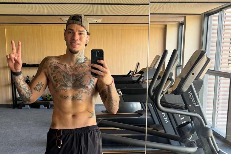 Ederson posa na academia mostrando tatuagens