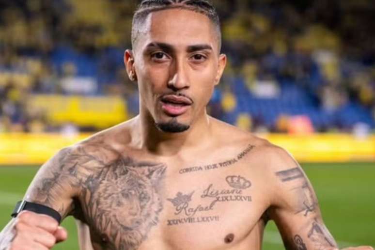 Al&eacute;m de desenhos que representam seu gosto, Raphinha tem homenagens pelo corpo