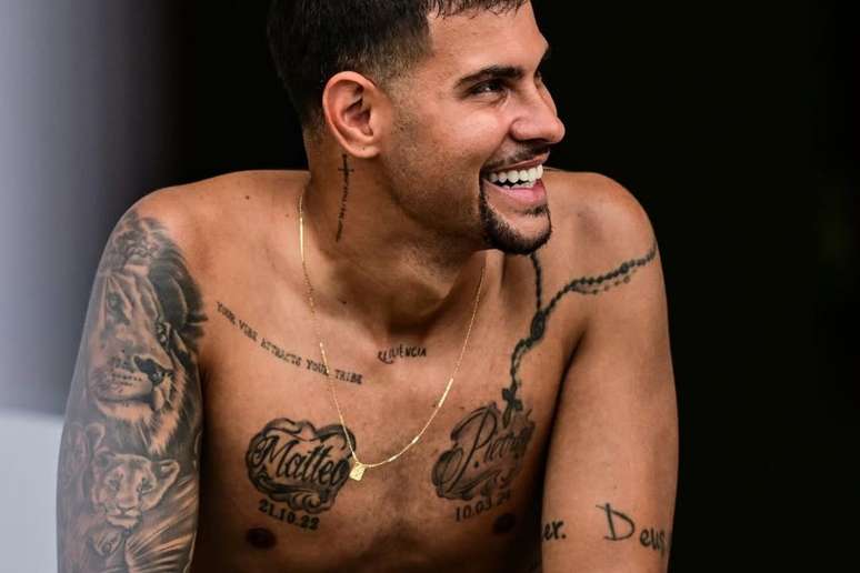 Bruno Guimar&atilde;es posa sem camisa