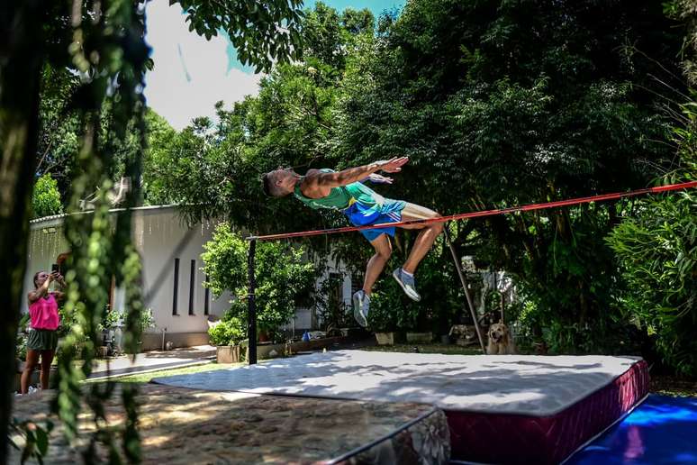 Anderson Fell adaptou &aacute;rea de treinamento no quintal de casa para competir no salto em altura