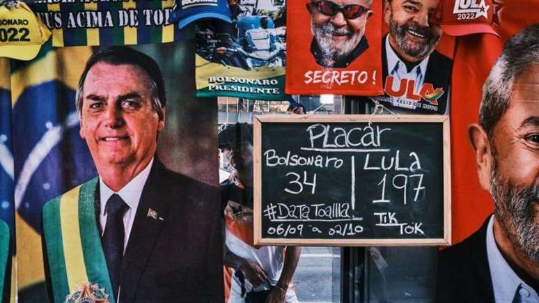 Toalhas e outros itens com imagens do Lula e do Bolsonaro 
