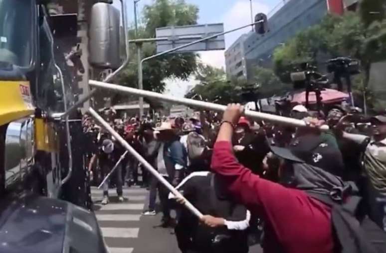 Reprodu&ccedil;&atilde;o de v&iacute;deo - Legenda: Grupos de manifestantes, liderados principalmente pelo sindicato dos professores continuam com os protestos na Cidade do M&eacute;xico