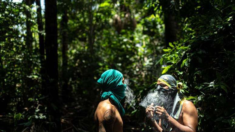 Traficantes de drogas em um ponto de venda de drogas nos arredores de Boa Vista, Roraima, Brasil