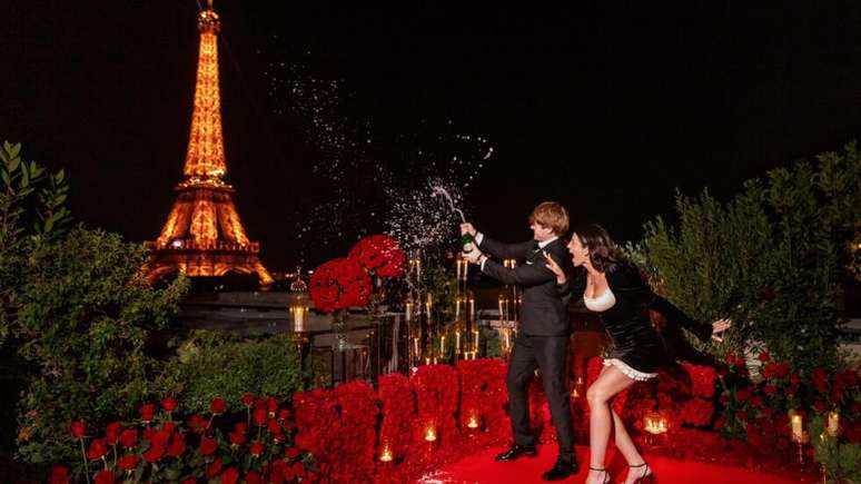 Casal celebra noivado em terra&ccedil;o de hotel de luxo em Paris, em evento organizado pela Kiss Me in Paris.