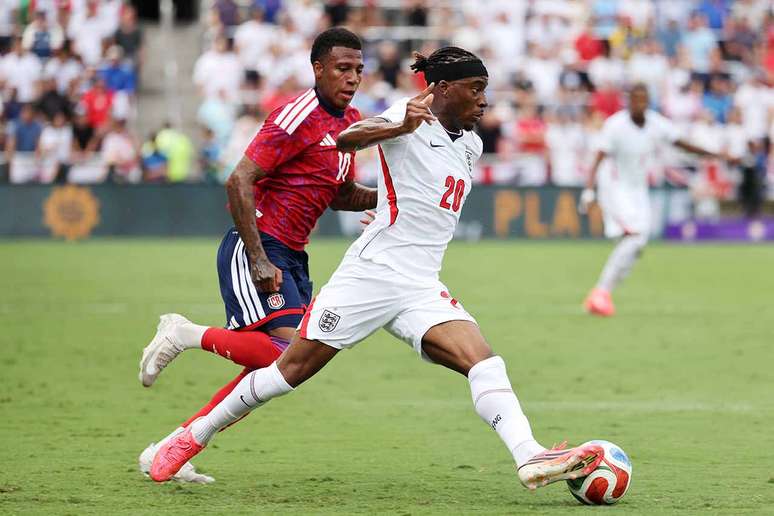 &nbsp;Madueke leva&nbsp; a Inglaterra ao ataque, mas recebe a marca&ccedil;&atilde;o de&nbsp; Alcocer, da Costa Rica.