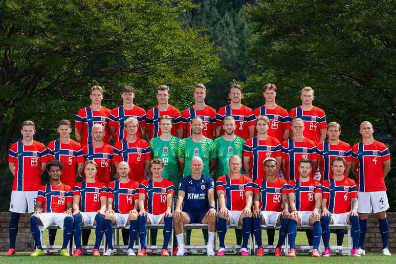 Sele&ccedil;&atilde;o norueguesa tamb&eacute;m fez tradicional foto com o uniforme oficial &ndash;