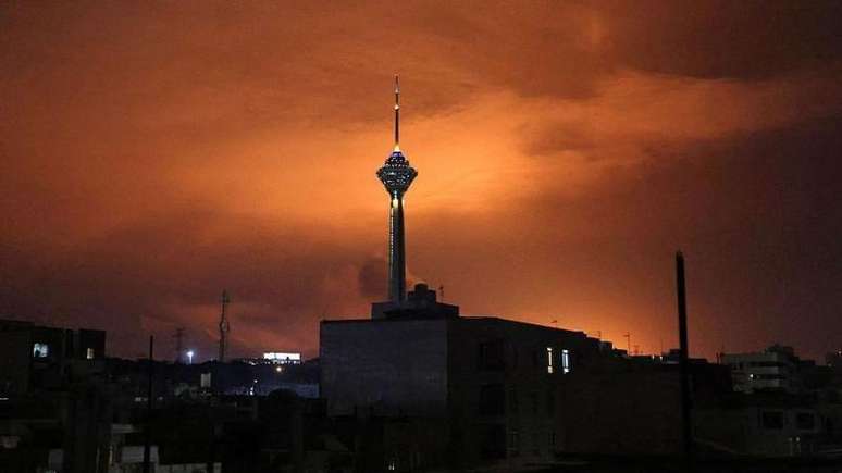 A Torre Milad, a mais alta do Ir&atilde;, com 435 metros de altura, &eacute; vista em Teer&atilde; sob um c&eacute;u iluminado ap&oacute;s ataques a&eacute;reos de ter&ccedil;a-feira
