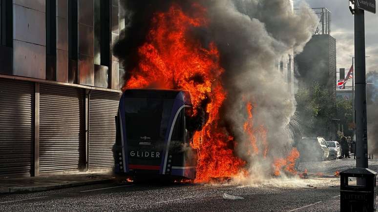 Uma lixeira foi incendiada e empurrada contra um &ocirc;nibus em Belfast