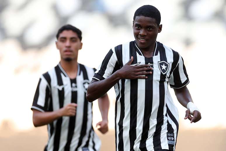 Felipe Janu&aacute;rio vai para o abra&ccedil;o ap&oacute;s marcar lindo gol no Nilton Santos &ndash;