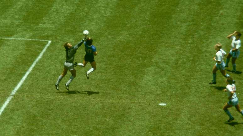 Lance hist&oacute;rico de Maradona aconteceu no Azteca &ndash;