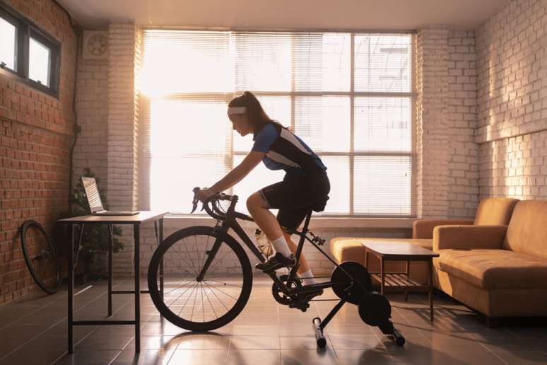 A bicicleta indoor permite manter o condicionamento f&iacute;sico sem depender das condi&ccedil;&otilde;es clim&aacute;ticas 