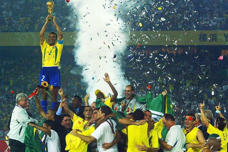 Cafu ergue o trof&eacute;u de campe&atilde;o da Copa do Mundo de 2002, em Yokohama, no Jap&atilde;o