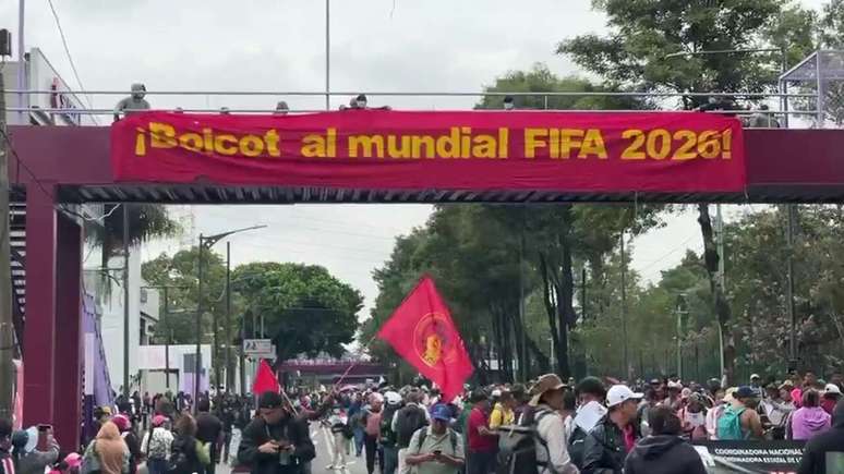 Protestos no M&eacute;xico fecham rua que d&aacute; acesso ao est&aacute;dio Azteca &ndash;