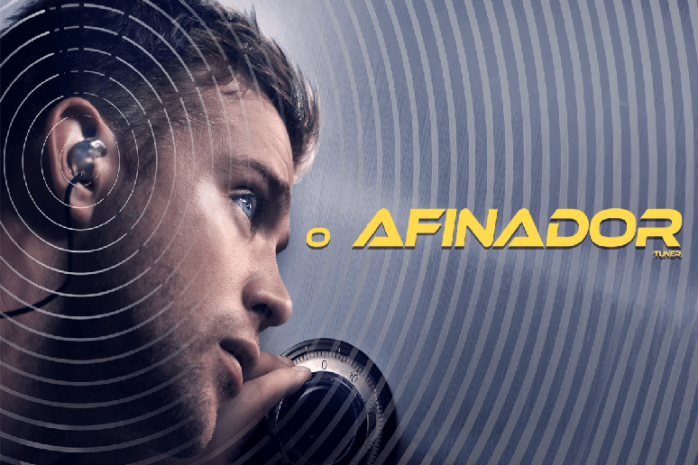 Homem usando fone de ouvido e ajustando um equipamento de &aacute;udio, com ondas sonoras ilustradas ao redor e o t&iacute;tulo &ldquo;O Afinador&rdquo; ao lado