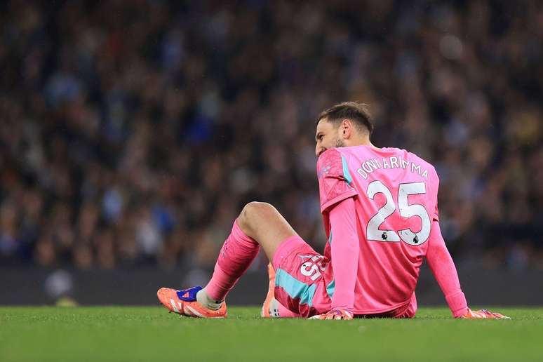 O t&eacute;cnico do Leeds United, Daniel Farke, acusou o goleiro do Manchester City, Gianluigi Donnarumma, de simular uma les&atilde;o durante uma partida da Premier League