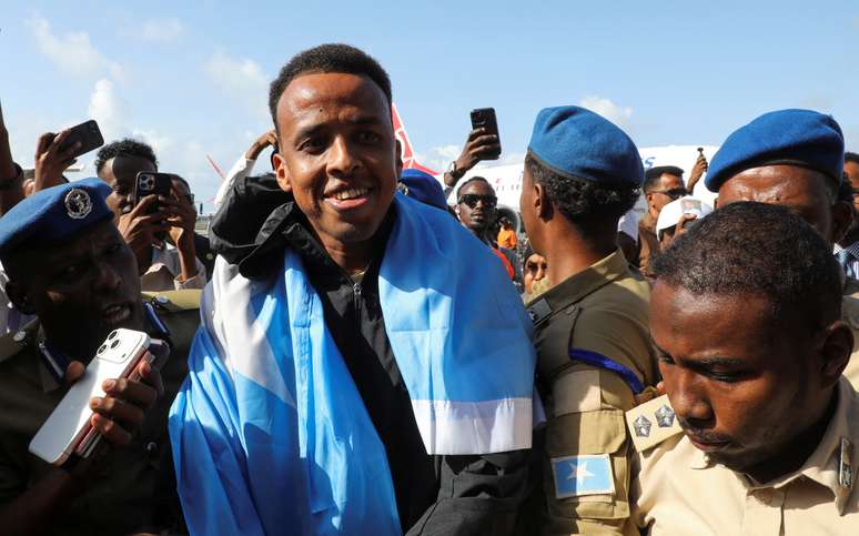 &Aacute;rbitro somali Omar Abdulkadir Artan desembarcou nesta quarta-feira, 10, em Mogad&iacute;scio, capital da Som&aacute;lia, onde foi recebido com homenagens por autoridades e uma grande quantidade de apoiadores