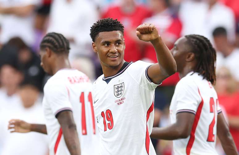 Watkins comemorando o terceiro gol 