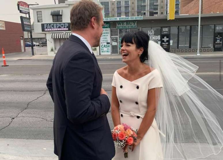 No in&iacute;cio de setembro de 2020, Lily Allen e David Harbour decidiram se casar em Las Vegas, nos Estados Unidos, com direito a s&oacute;sia de Elvis Presley.