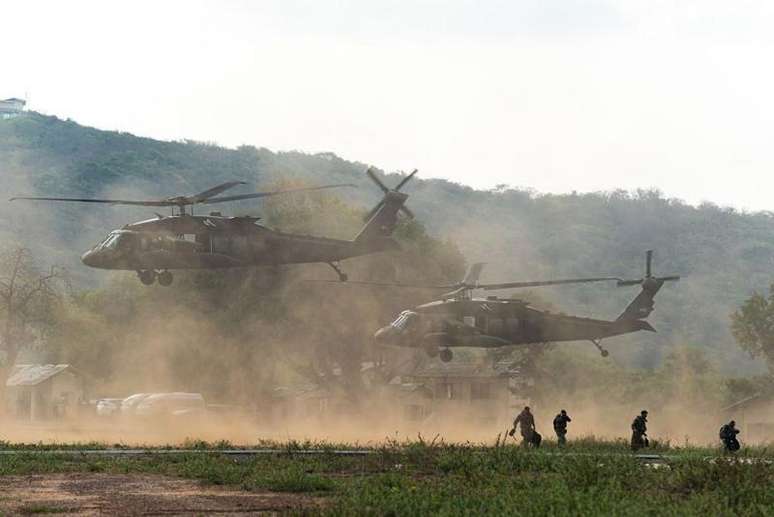 O AH-64 Apache &eacute; o principal helic&oacute;ptero de ataque do Ex&eacute;rcito dos Estados Unidos, tripulado por duas pessoas e equipado com canh&otilde;es, foguetes e m&iacute;sseis