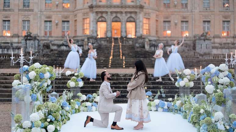 Castelo, bailarinas e flores neturais s&atilde;o cen&aacute;rio para pedido de casamento organizado nos arredores de Paris.