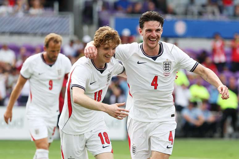 Declan Rice e Anthony Gordon comemorando o primeiro gol da Inglaterra 