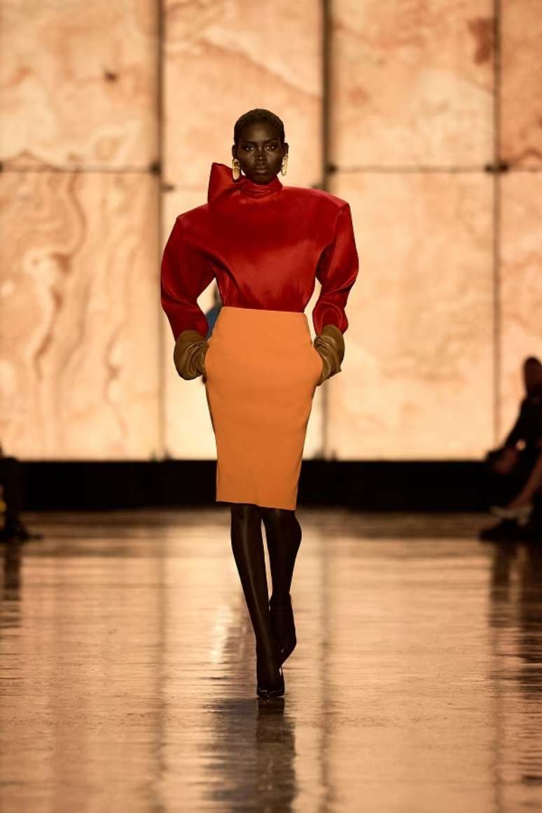 Look desfilado na cole&ccedil;&atilde;o invernso 2025 da YSL 