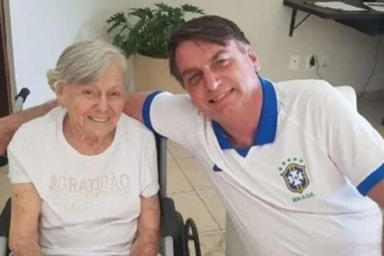 Olinda Bolsonaro, m&atilde;e do ex-presidente Jair Bolsonaro, morreu em 2022.