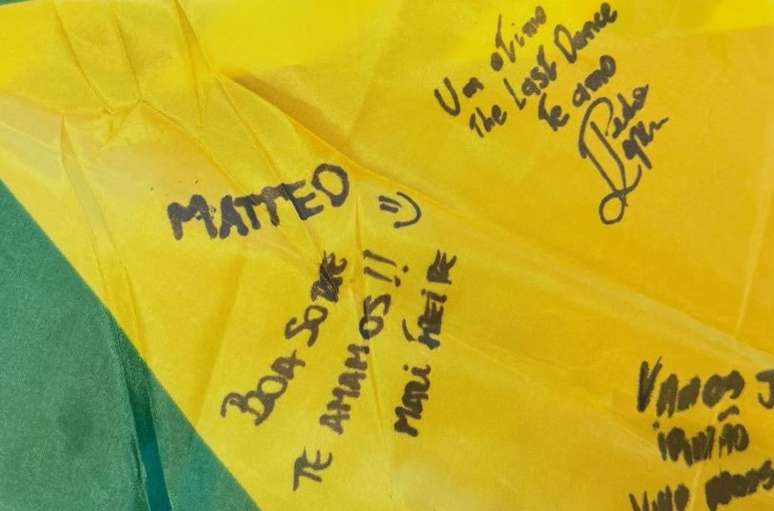 Amigos de Neymar levam bandeira do Brasil assinada