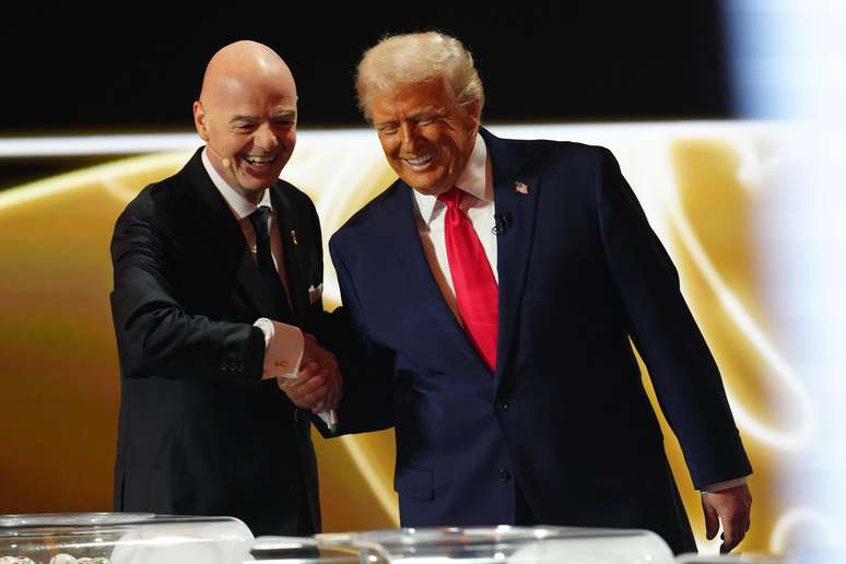 Gianni Infantino cumprimenta o presidente dos EUA, Donald Trump Gianni Infantino cumprimenta o presidente dos EUA, Donald Trump