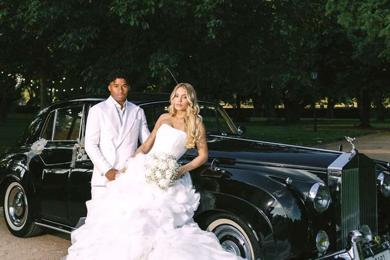 Endrick e Gabriely posam em ensaio de casamento