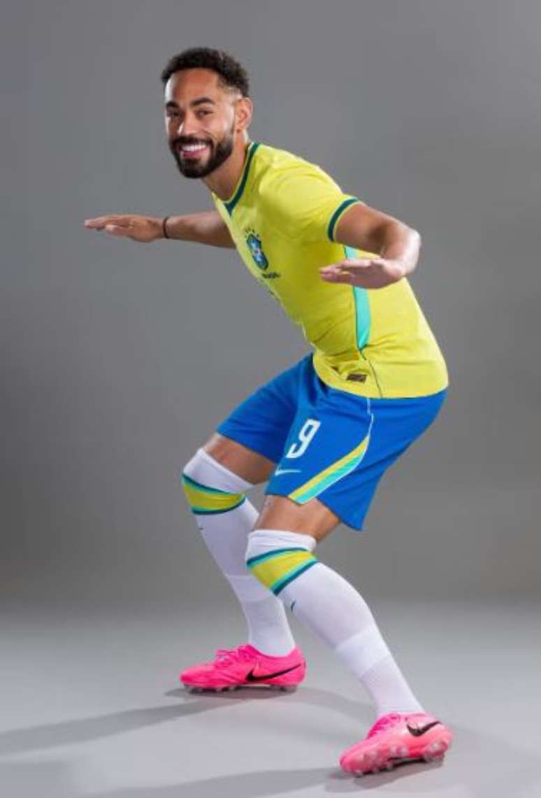 Matheus Cunha pousou para a Fifa surfando 
