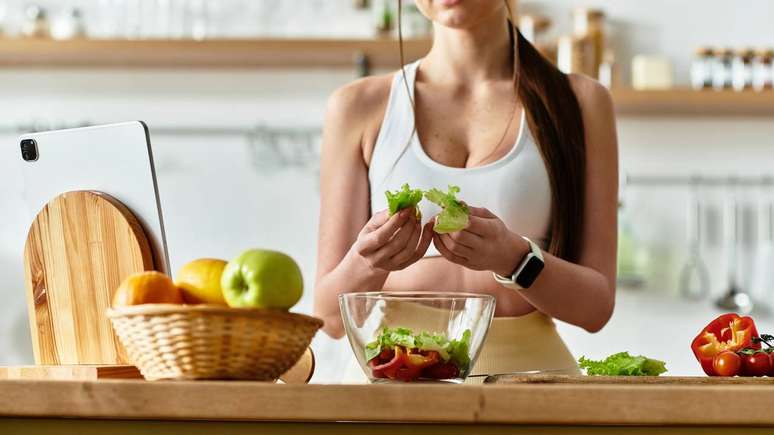 As conclus&otilde;es do artigo refor&ccedil;am que, mesmo com a import&acirc;ncia da prote&iacute;na, o emagrecimento saud&aacute;vel n&atilde;o se resume a priorizar um &uacute;nico nutriente &ndash; depositphotos.com / HayDmitriy