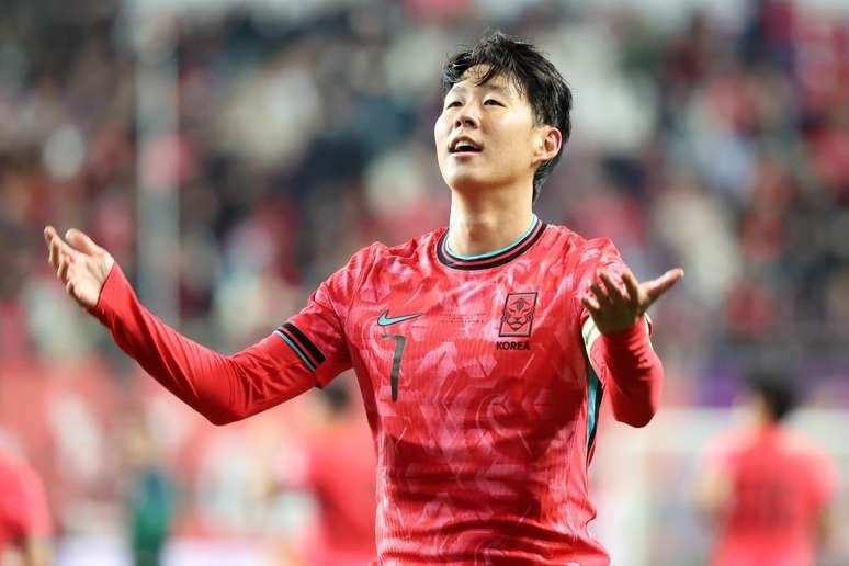 Son comemorando um gol pela Coreia do Sul durante o ciclo 