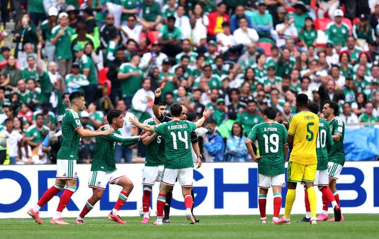 Jogadores do M&eacute;xico reclamando com Wilton Pereira Sampaio da expuls&atilde;o de Montes 