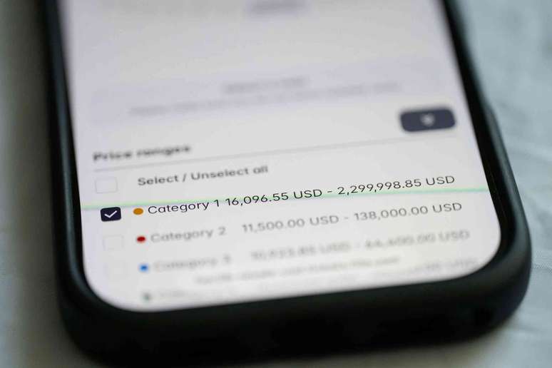 A tela de um celular mostra alguns valores em d&oacute;lares.