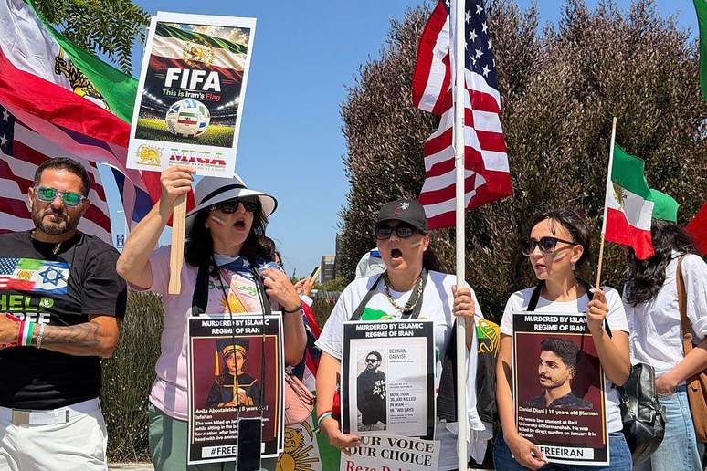 Torcedores iranianos reivindicam o uso da bandeira do pa&iacute;s anterior &agrave; Revolu&ccedil;&atilde;o Isl&acirc;mica de 1979, para incentivar seus jogadores durante a Copa do Mundo