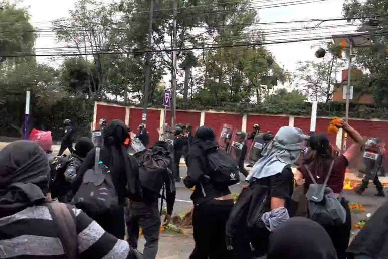 Protestos nos arredores da abertura da Copa geram bombas, correria e a&ccedil;&atilde;o da pol&iacute;cia &ndash;