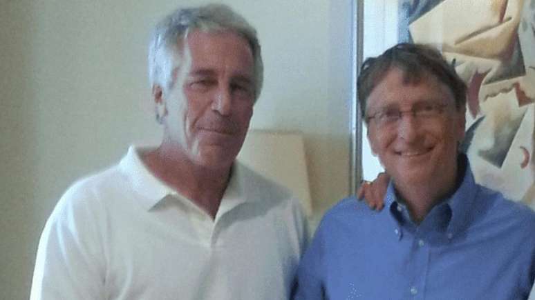 Departamento de Justi&ccedil;a dos EUA divulgou foto sem data de Jeffrey Epstein com Bill Gates