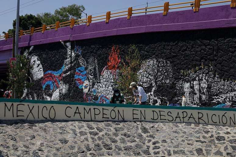 Picha&ccedil;&atilde;o em espanhol com as palavras 'M&eacute;xico campe&atilde;o em desaparecimento'