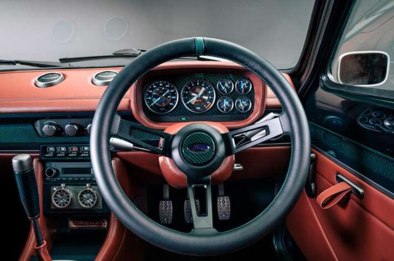 Interior do Ford Escort RS: volante de tr&ecirc;s raios d&aacute; um toque cl&aacute;ssico ao modelo