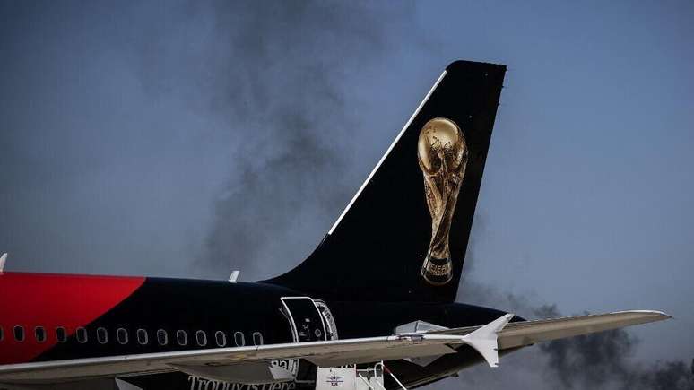 Avião transporta a taça de campeão do mundo da Fifa: transportes vão gerar 87% das emissões de gases de efeito estufa do Mundial de 2026, aponta estudo. (27/02/2026) Avião transporta a taça de campeão do mundo da Fifa: transportes vão gerar 87% das emissões de gases de efeito estufa do Mundial de 2026, aponta estudo. (27/02/2026)