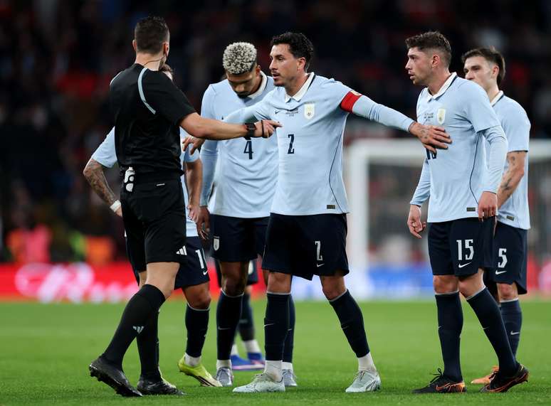 Gimen&eacute;z e Ara&uacute;jo durante o empate do Uruguai com a Inglaterra &ndash; 
